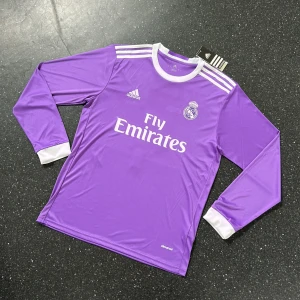 Real Madrid 16/17 borta - Säljer min riktigt snygga retro real Madrid tröja med ramos på ryggen😍 sprillans ny med alla tags kvar! Hör gärna av dig om du har några funderingar eller vill ha fler bilder✅