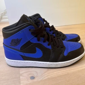 Nike Jordan 1 Hyper Royal Mid - Nyskick, köpa förra året på Nikes hemsida för 3000kr, pris kan diskuteras 