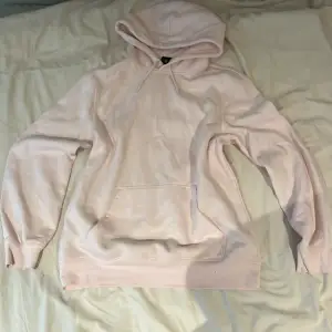 En hoodie från H&M. Använd få tal gånger. Säljs för den inte används