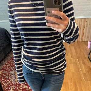 Randig GAP sweatshirt  - Oerhört bra kvalitet och otroligt skön tröja från GAP i storlek L, är själv runt M och neråt men sitter superfint! Tröjan är stretchig med marinblå och vita ränder💕. Passar de flesta storlekar och är använd fåtal gånger. Används tyvärr inte längre!
