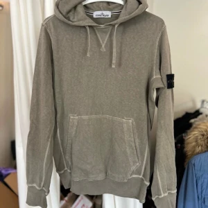 Stone Island Hoodie Medium - Riktigt fin grå Stone Island hoodie i storlek Medium. Bra skick och riktigt snygg!  Säljes då jag rensar garderoben.