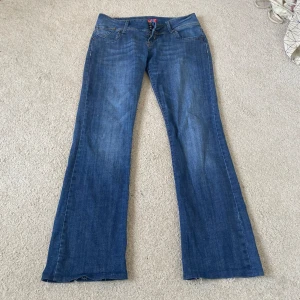Lågmidjade jeans - Säljer dessa jättefina jeansen. Jag har sytt in ett band i midjan så att dem går att dra åt lite där. Det är inget som syns eftersom att det är på insidan. Midjemåttet är 42 cm rakt över. Benlängden är 102 cm. Och dem är 20 cm höga.😊