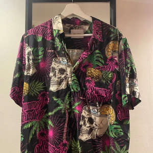 Cool Hawaiiskjorta🌴 - Cool Hawaiiskjorta med dödskallar och palmer på🌴☠️ Perfekt för härliga sommarkvällar! Använd bara en gång.