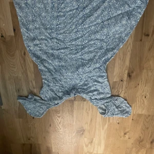 Blå klänning  - Blå sommar klänning, passar jätte fint utomlands. Storlek M men passar jätte bra storlek S och Xs