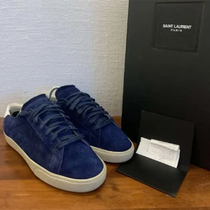 Saint Laurent skor  - Säljer dessa skor då jag har köpt nya och dessa inte längre kommer till användning. Skriv ifall intresserad, Allt är OG,kvitto,snören (Blå och Vita) priset är diskuterbart