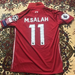 Liverpool 2018-2019 champions league final tröja - Perfect form med nämn nummer o alt!. Priset kan diskuteras. 