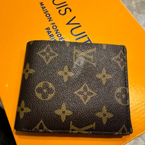 Plånbok  - 100kr finns defekt på den därav priset så billigt 