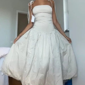 Underbar puffig klänning  - Så fantastiskt fin puffig lång klänning som är helt ny, aldrig använd! Nypris runt 1500kr💕💕 jag är 175cm och bär vanligtvis storlek s/m. Passar xs-m