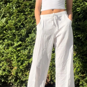 Linnebyxor - För korta för mig som är 175, passar nog 169 och kortare💖 Paketpris om man köper flera saker från min sida, lägger upp massa nytt nu!💖 Allt doneras 15 aug, köp innan det <3