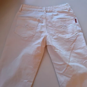 Vita jeans - Skitsnygga vita jeans!!💗💗  Mått: Tvärs över midjan 36,5 Ytterbenslängd 98 Innerbenslängd 75