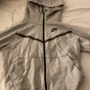 Grå Nike tech - Grå Nike tech i storlek xs, använd några gånger för ett år sedan ungefär men inget som syns. Nypris 1300.