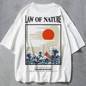 Law Of Nature T-shirt - Skön och tunn t-shirt perfekt att ha när det är varmt ute, Snyggt tryck på ryggen och ett litet tryck på bröstet. 