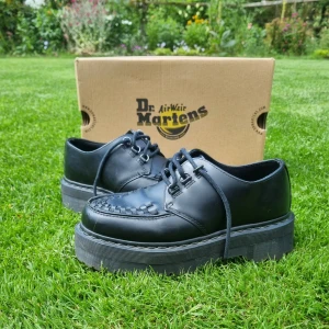 Dr. Martens  - Ett par Dr.Martens i veganskt läder. Passar inte mig så de är näst intill aldrig använda. Går att diskutera pris💕