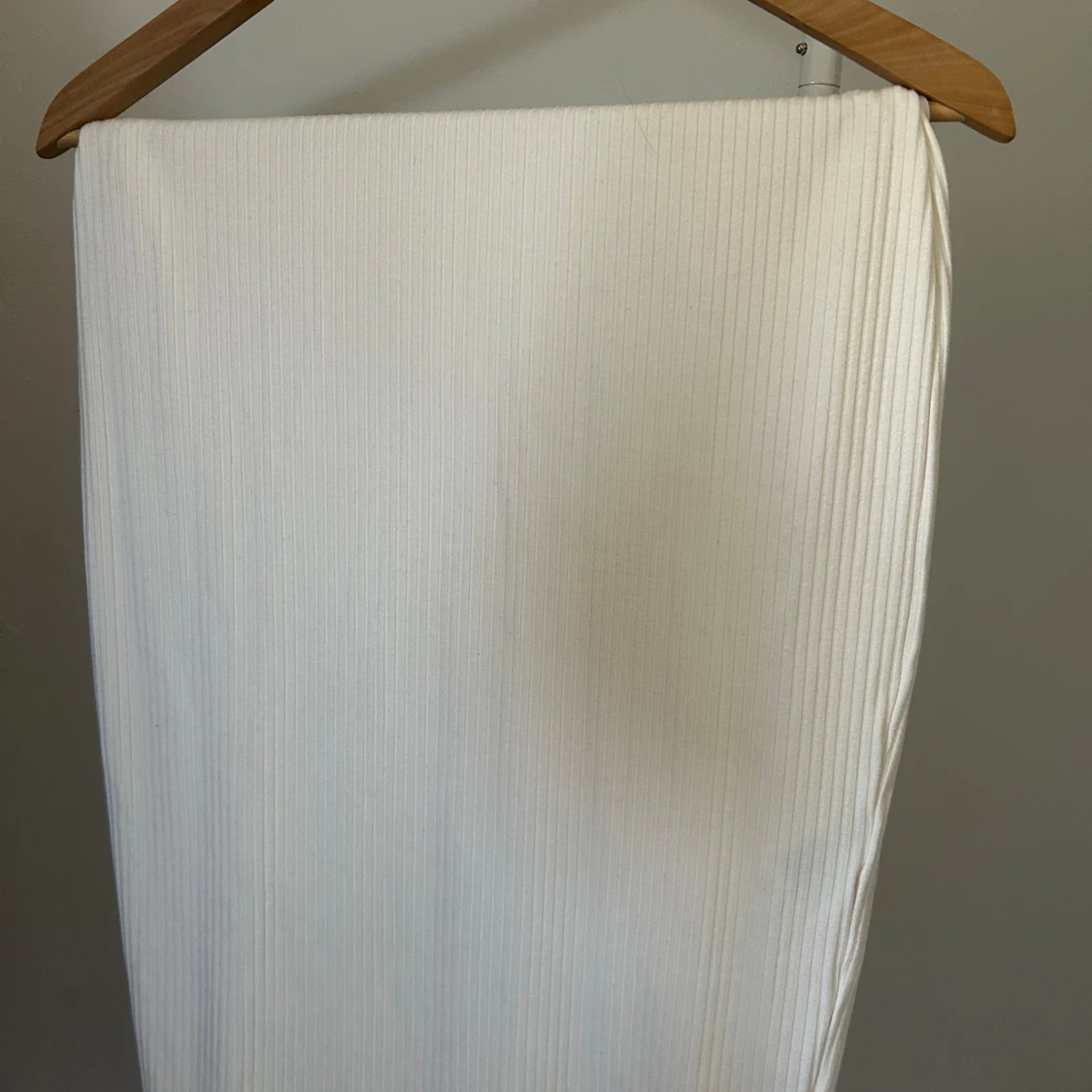 Vit lång klänning med slits i sidorna.  - 90