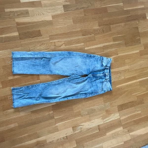 Jeans - Högmidjade utsvängda jeans. Storlek 36. Jeansen är bra skick förutom att jag en gång försökte sy om de och därav har de en snörning i midjan. 