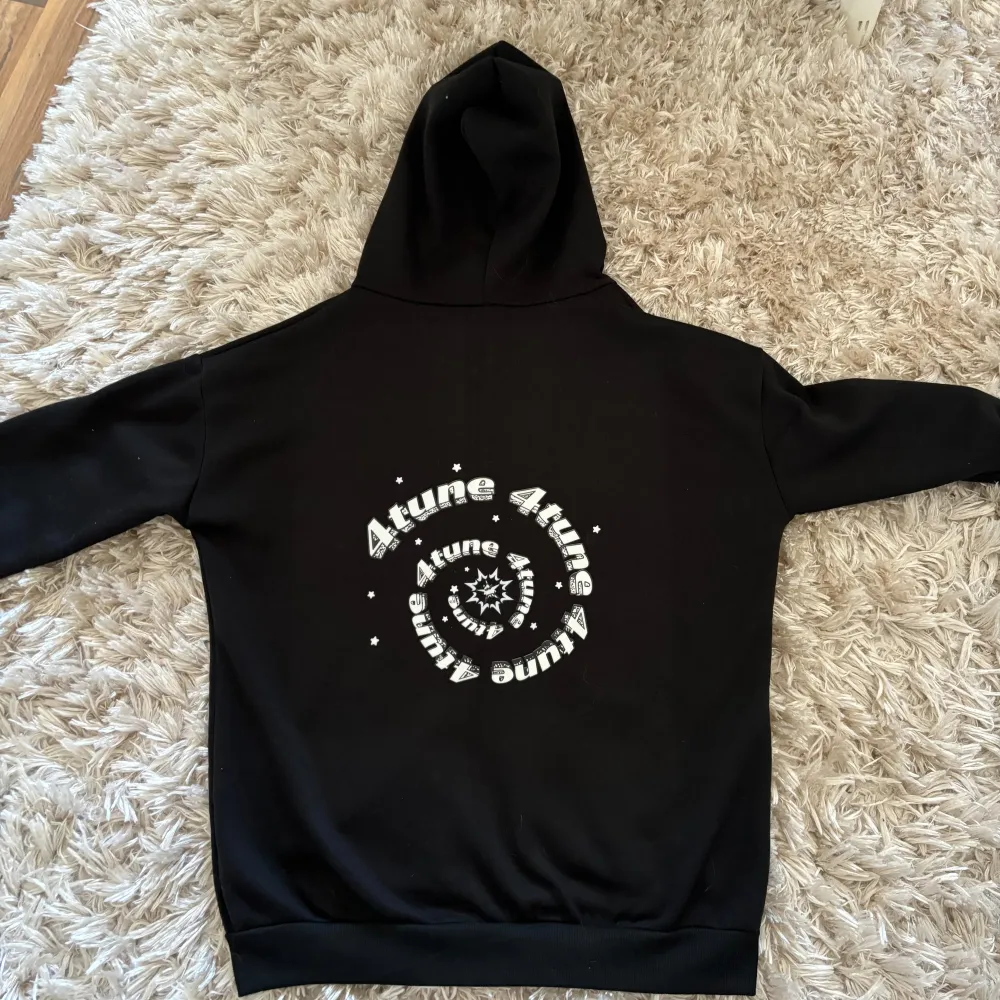 4 tune hoodie helt ny använd Max två gånger  . Hoodies.