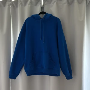 Blå hoodie  - Säljer denna blåa hoddie från bikbok, köpt för några år sen men fortfarande i fint skick! Storlek s