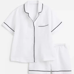 Vit pyjamas från hm - Säljer nu denna vita pyjamasen från hm i bomull. Den är super fin och ändast testad på och tvättad en gång. Nypris 349 kr men jag säljer för 250 kr. Köparen står för frakt💋💋