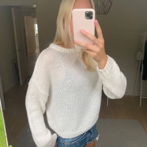 Stickad tröja  - säljer denna stickade tröja billigt då den är köpt på plick innan. säljer den då jag aldrig använt den. skriv om du har frågor eller vill ha mer bilder på tröjan 
