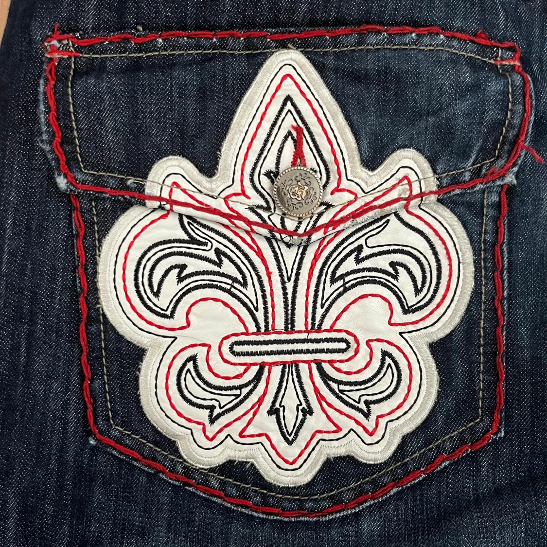 Coola jeans med röd stitching - 93