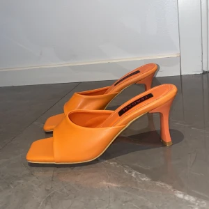 Klackskor - oanvänd! 🧡 - Helt nya klackskor, storleken passade inte mig och det fanns tyvärr ingen retur. Men dem är supersnygga och har en stark orange somrig färg!🧡 köpt för 749kr, säljer för 249kr. Priset kan dock diskuteras 🫶🏼