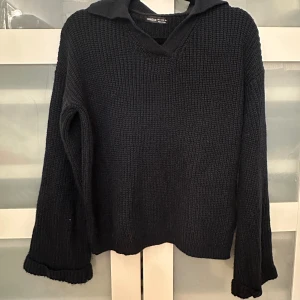 V-ringad stickad tröja - En mörkblå stickad tröja från Shein!! 100% acrylic. Använd fåtal gånger