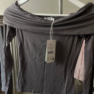 Grå tröja - Långärmad tröja som är helt oanvänd med prislapp kvar.