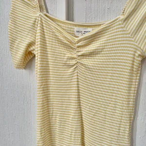 Topp - Söt randig topp från Lindex med fina detaljer💛💛 