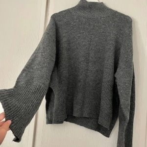 Stickad tröja - Mysig polotröja till hösten🩶