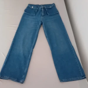 Jeans  - Jätte snygga jeans med fina fick detaljer. Inget märke eller storlek på de. Passar 32/36 beroende på hur tajt man vill att de sitter. Oanvända