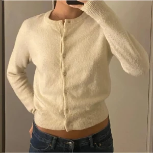 Stickad kofta  - Säljer denna snygga kofta från Hm, har den i svart också!  Bilderna är lånade.