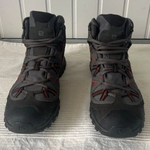 Vandringskängor Salomon - Vandringskänga i Gore-tex använd av en ungdom. Använda men i gott skick! I storlek EU 46 och det är bara att skriva vid frågor eller för fler bilder☺️