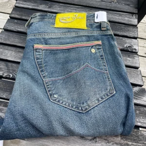 Jacob Cohen limited edition jeans - ett par as feta limited edition jeans från jacob cohen. storlek 36 i italiens storlek  men sitter som 33 i midjan  nypris: 5500kr,  mitt pris endast: 1300kr tveka inte på att höra av er vid frågor elelr funderingar  mvh/ gustav  skick :8/10 