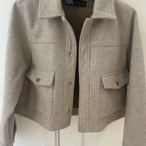 Jacka Zara - Jacka i bra skick som knappt är använd som är i storlek M men passar lika bra som i S!💕