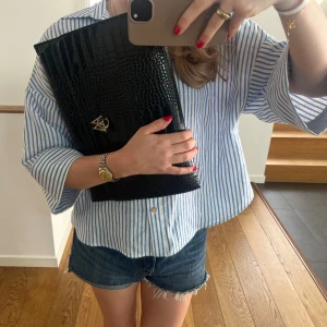 Datorfodral Carin wester - Superfint datorfodral i svart ormskinn från Carin wester. Tryck som har tappat lite färg men fortfarande fint! (Se sista bilden)❤️ köpare står för frakt. Den passar MacBook Air 13 tum och tror att den passar en 14 tum också, även en chromebook passar 