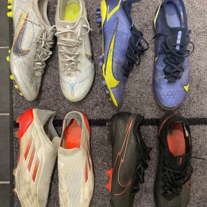 Fotbollsskor - Nike Mercurial Vapor 13 AG 46EU (Svart) 1000kr SÅLDA ❌Nike Mercurial Vapor 12 AG 46EU (Vit) SÅLDA ❌1000kr Nike Mercurial Vapor 14 AG 46EU (Lila) 1000kr Adidas X Speedflow + 46EU (Grå) 1200kr  Alla skor kommer med skopåse! Hör av er ;)