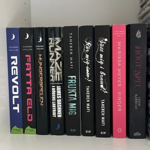 Böcker  - Olika fantasy böcker på svenska i bra skick. 30kr styck, paket pris kan diskuteras!💞 Shatter me böckerna på svenska, Six of crows på svenska. Alla i hungerspelen på svenska för 80kr . 