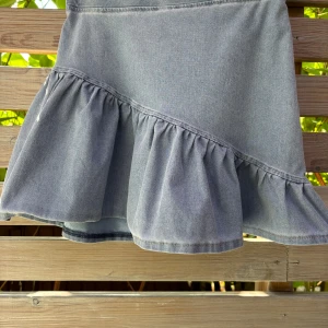 Kjol - Inte jeans men liknar jeansmaterial. Från h&m och är i storlek i storlek 140 tror jag men är väldigt stor i storleken. Den är 37 cm lång och 32 cm rakt över men går att sträcka ut till 37 cm 💗 Nyskick, aldrig använt! 