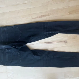 Desquared jeans - Svarta jeans från Desquared  Storlek 46
