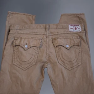 True religion jeans - Köpta på seams i sthlm. Har ett litet stygn som jag antar var gjort för att sy igen ett hål (bild 3) men syns inte när man har på sig dom. skitsnygga!!