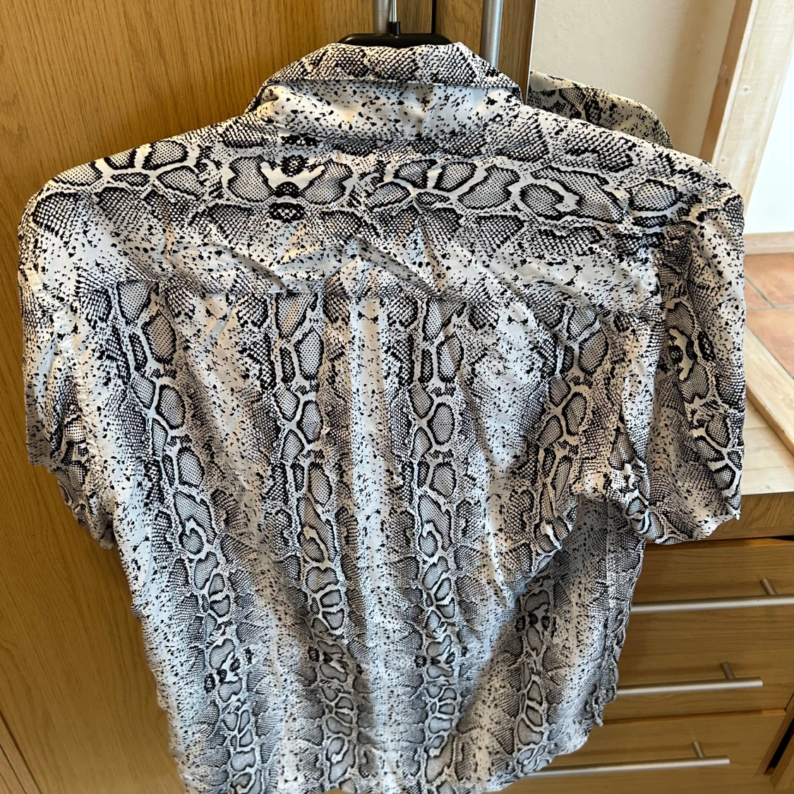 Ormmönstrad skjorta - 90