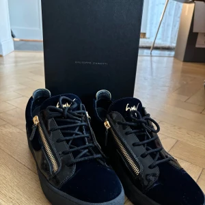 Giuseppe Zanotti Skor - Ett par Giuseppe Zanotti’s som är i bra skick. Storlek 46 (sitter som dem ska) Dem är köpta på farfetch. Nypris €575 Kvitto samt tags medföljes givetvis.