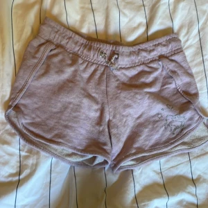 Mjukisshorts - Fina mjukis shorts med unicorndetalj, fint skick, pris går att diskutera vid snabb affär 