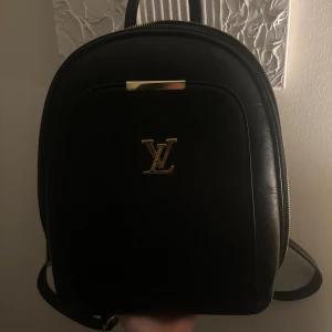 Svart ryggsäck - Svart, fin och stilren ryggsäck. Svar på din fråga , nej det är den inte☺️