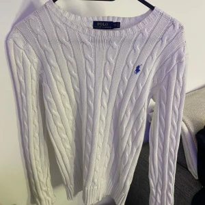 Ralph lauren tröja  - En jätte snygg vit Ralph lauren tröja i storlek XS, tröjan är i jättte bra skick. 