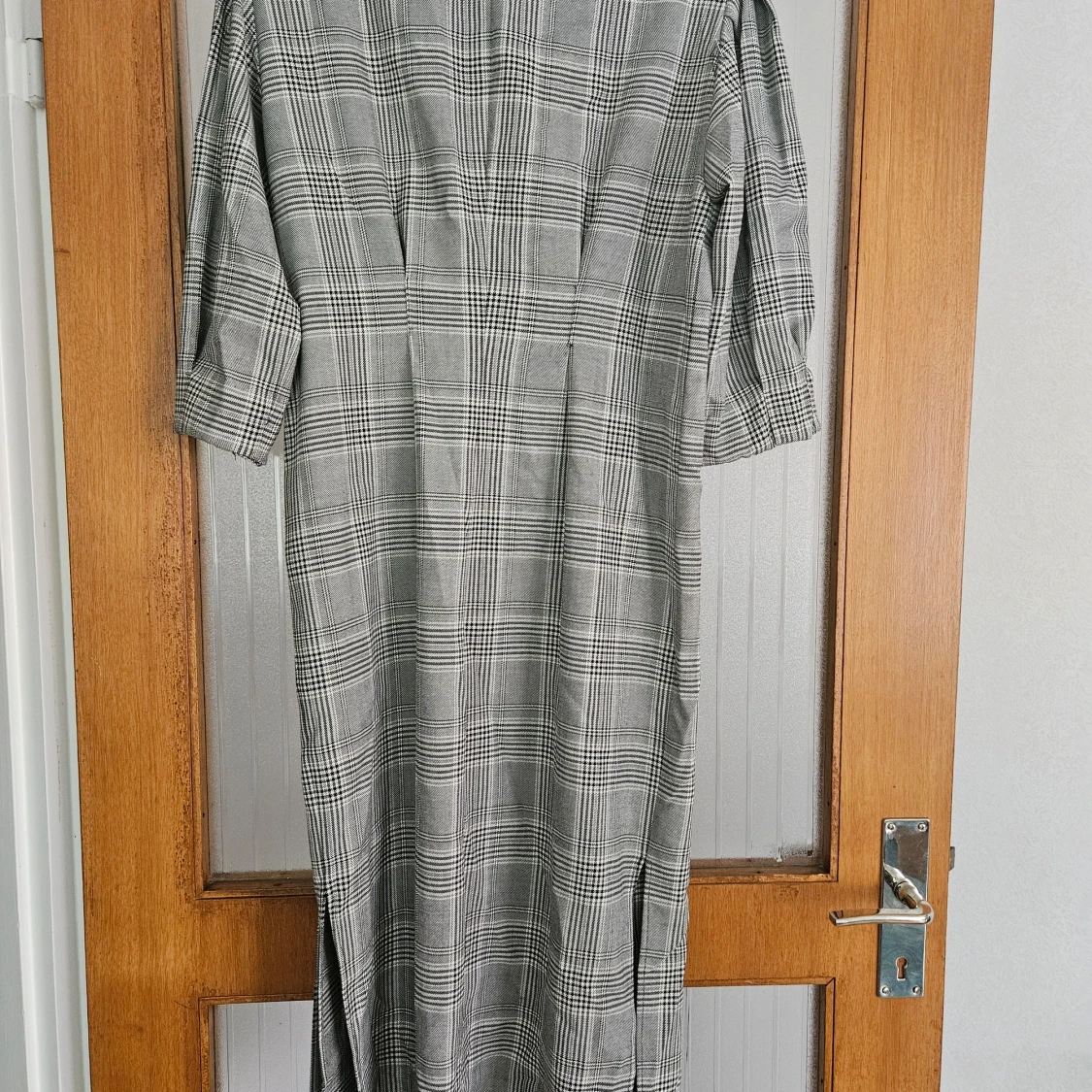 Grå rutig klänning med knappar - 90
