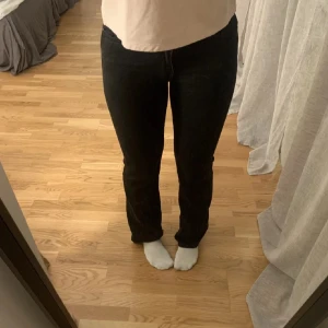 Jeans - Svarta jeans från bikbok, dessvärre försmå för mig.  Använda fåtal gånger därmed mycketbra skick.  Modellen heter low straight och är i storleken W25 L32