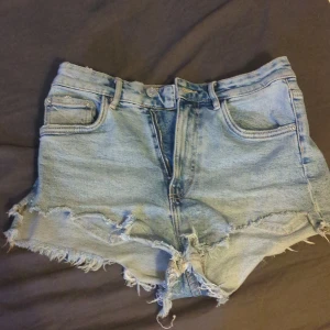 Perfect jeansshorts  - Jättefina jeansshorts från Zara! Har precis köpt och inte använt. I bra skick! Säljer för att de är för stora på mig.