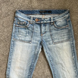 Lågmidjade jeans  - Hej, säljer dessa lågmidjade jeans från Only. Köpta på Plick och säljer pga att de var för stora och därför ingen bild på. Innerben: 77cm midja: 80cm, jag är 172 och de är lite korta på mig men skulle säga att de passar från 165-170. 