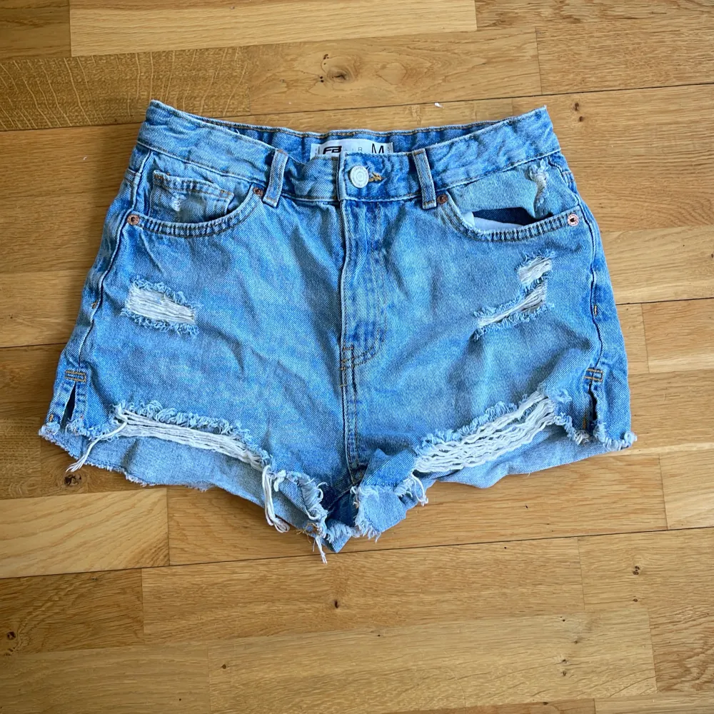 Superfina jeansshorts som inte kommer till användning. Aldrig använda endast tvättade. Storlek M men passar även S. Skriv för frågor!. Shorts.